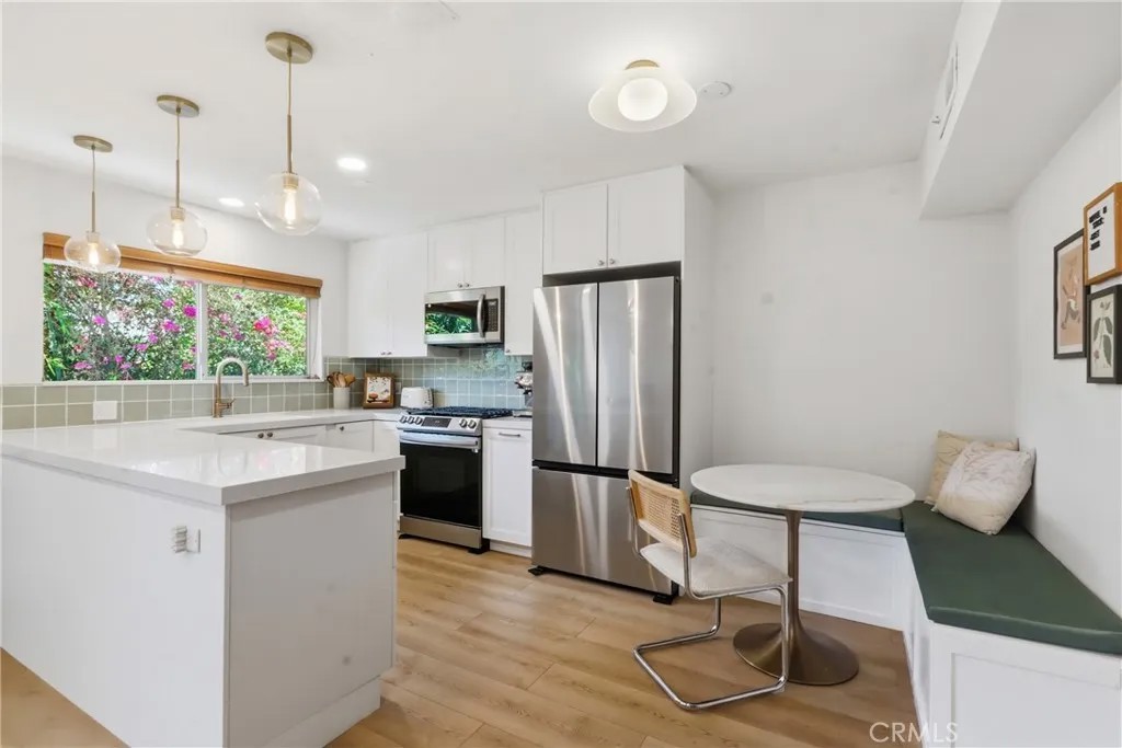 2147 N Beachwood 4