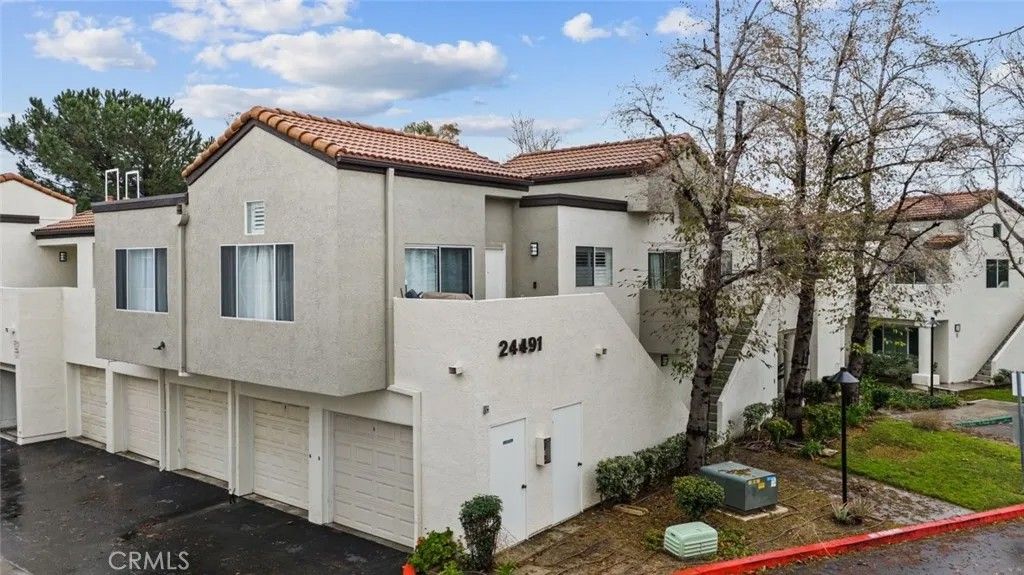 Photo of 24491 Valle Del Oro #201, Newhall, CA 91321 (MLS # SR25276000)