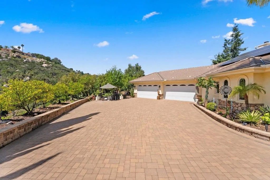 Photo of 28820 Willow Park Road, Escondido, CA 92026 (MLS # PTP2603433)