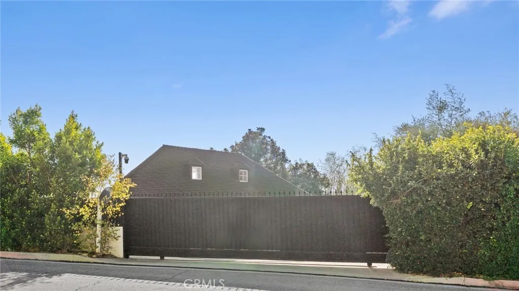 2828 Benedict Canyon Drive