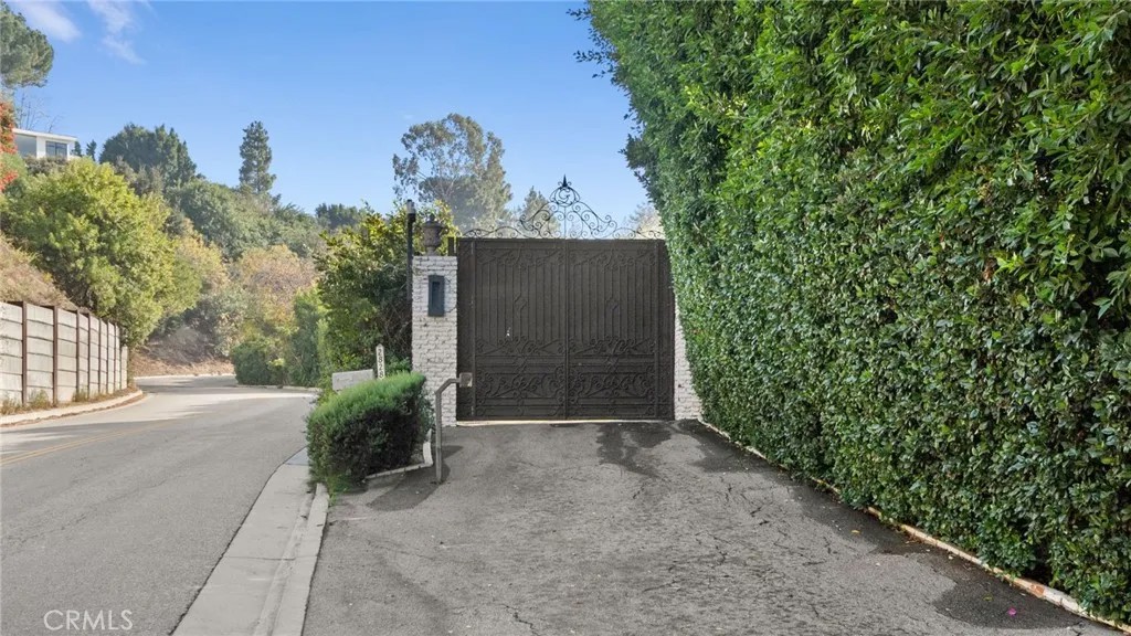 2828 Benedict Canyon Drive