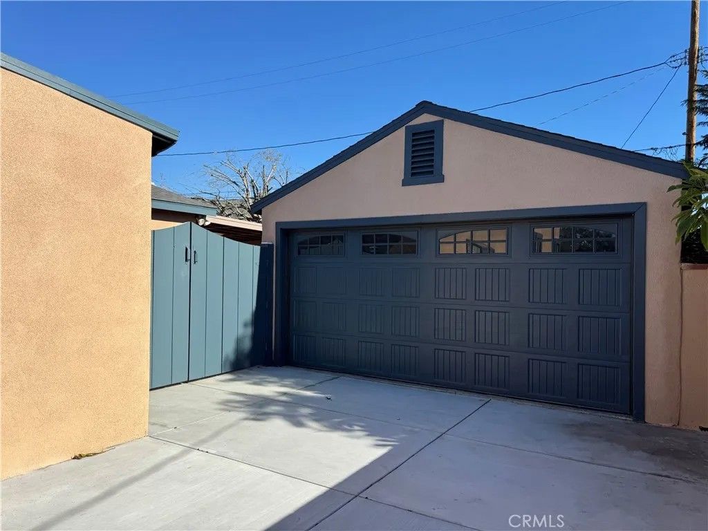Photo of 2210 N Buena Vista, Burbank, CA 91504 (MLS # SR26005649)