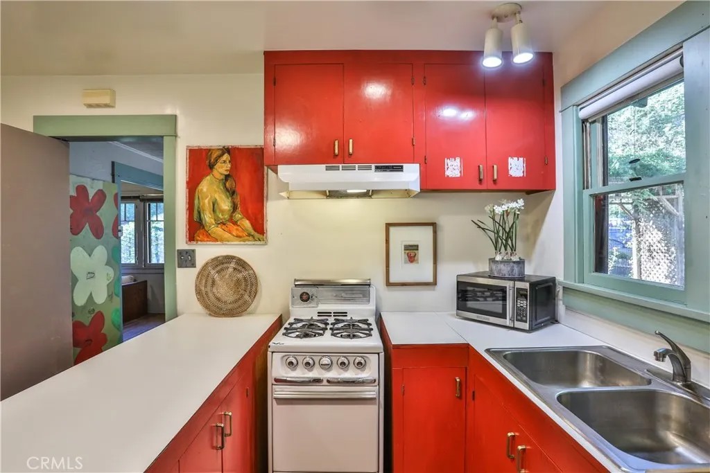 336 W 8th Street