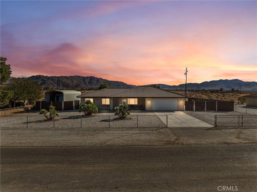Photo of 16575 Quinnault Rd, Apple Valley, CA 92307 (MLS # HD25251062)