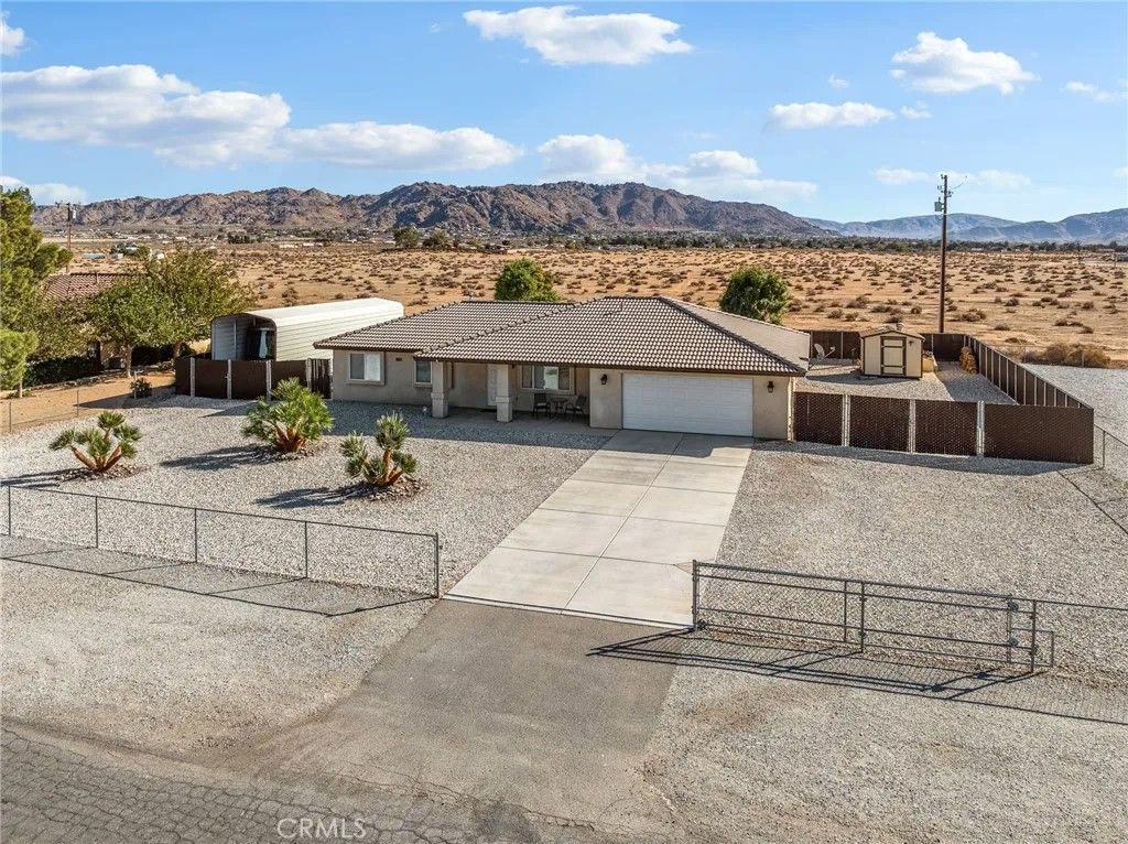Photo of 16575 Quinnault Rd, Apple Valley, CA 92307 (MLS # HD25251062)