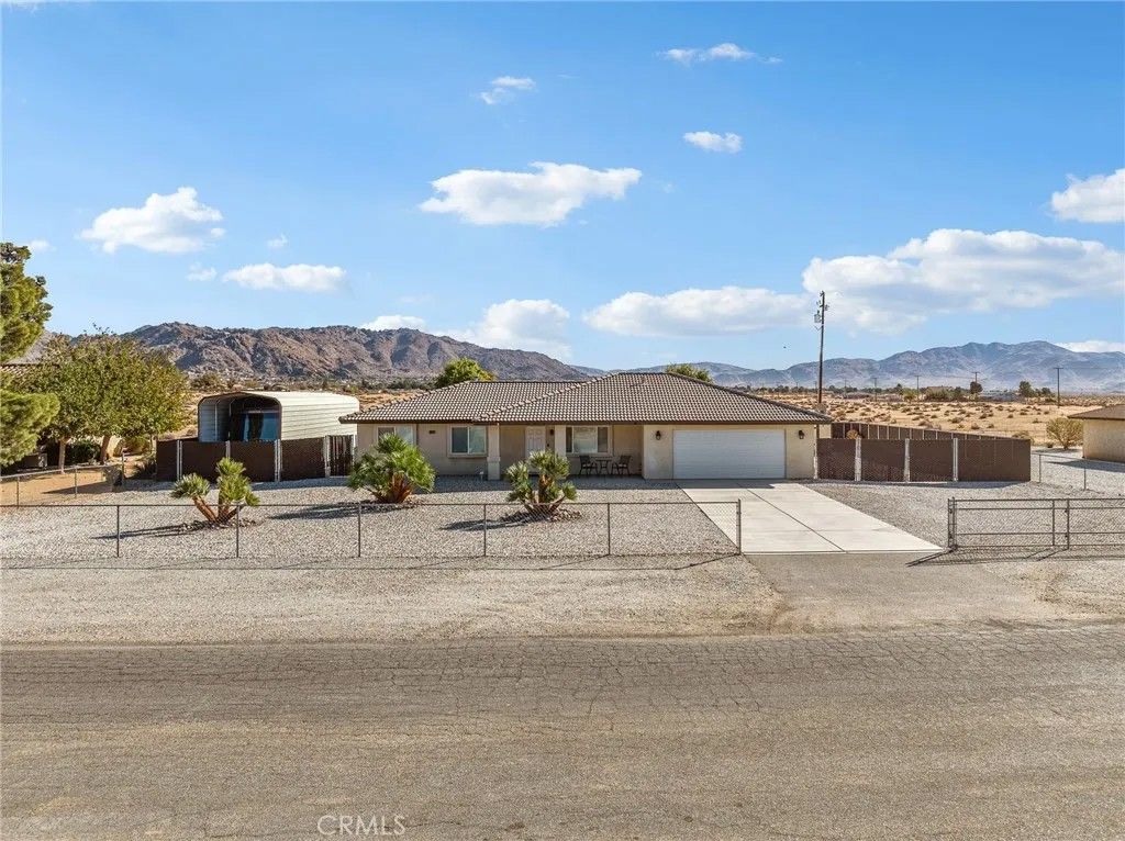 Photo of 16575 Quinnault Rd, Apple Valley, CA 92307 (MLS # HD25251062)