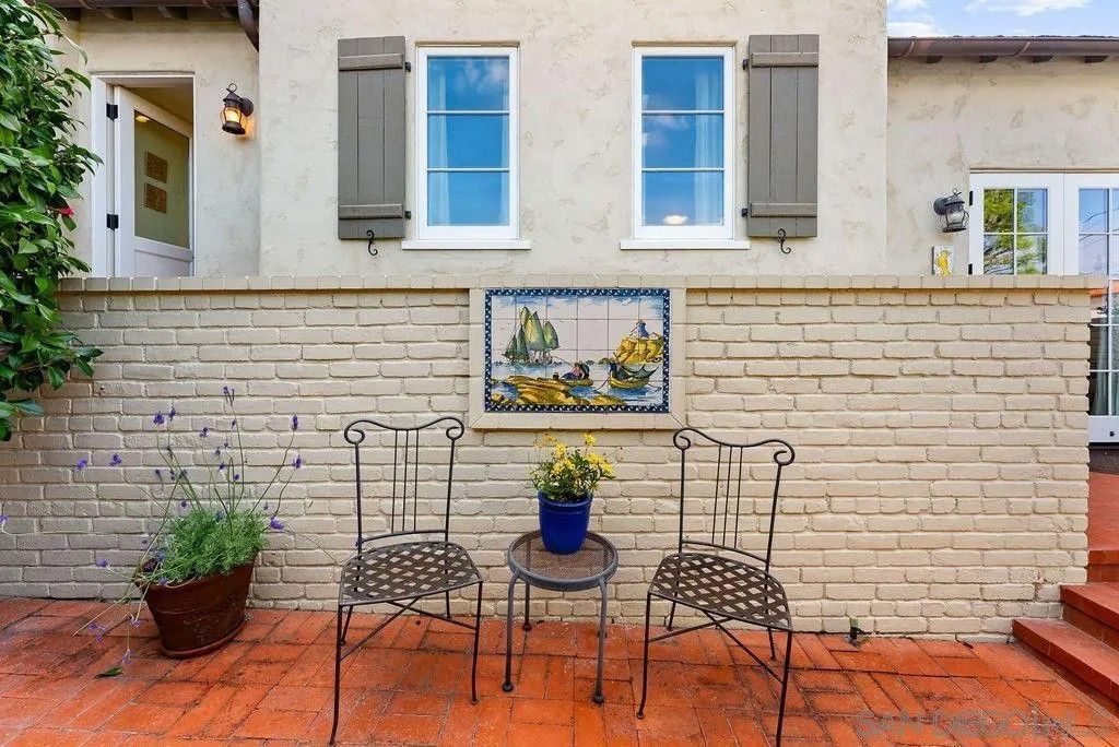 Photo of 7725 Whitefield Pl, La Jolla, CA 92037 (MLS # 250044159)