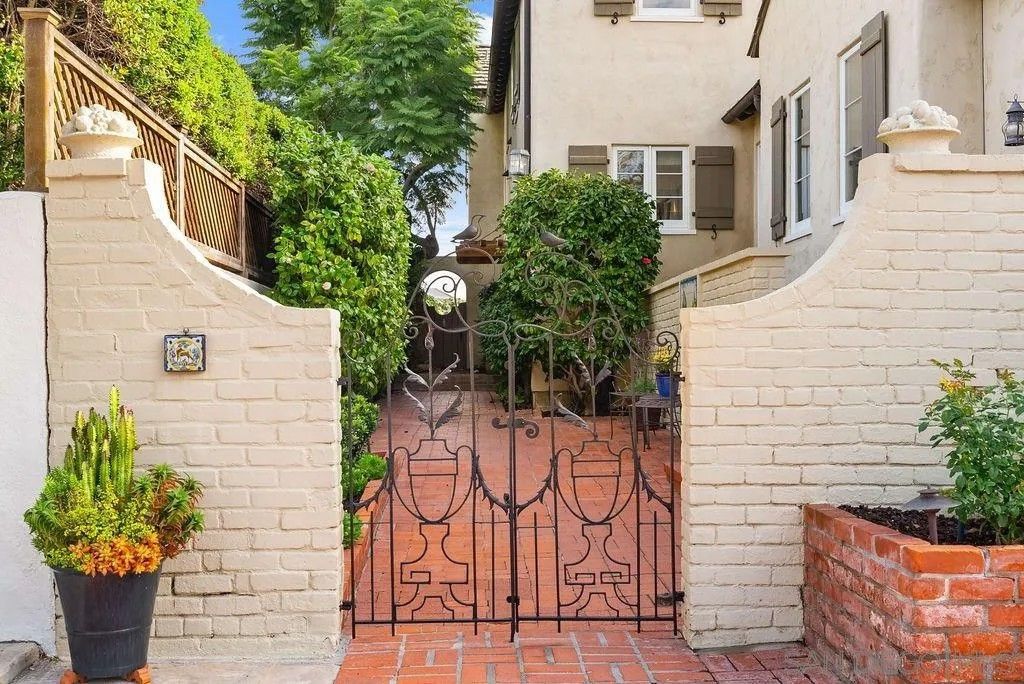 Photo of 7725 Whitefield Pl, La Jolla, CA 92037 (MLS # 250044159)