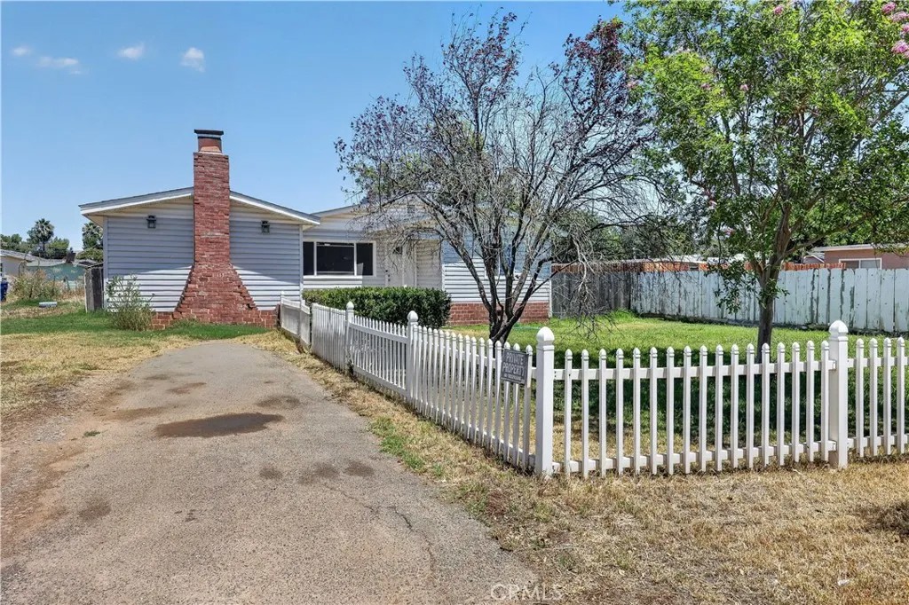 1565 E Santa Fe