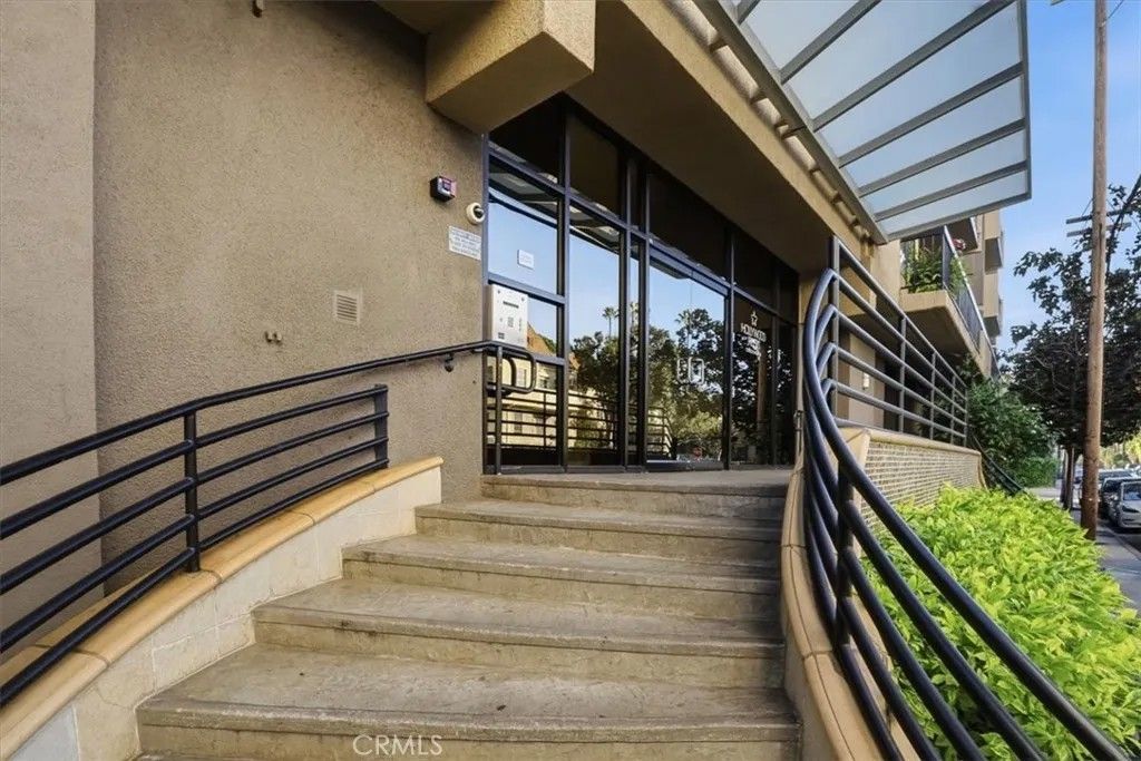 Photo of 7320 Hawthorn Avenue #108, Los Angeles, CA 90046 (MLS # CV25277161)