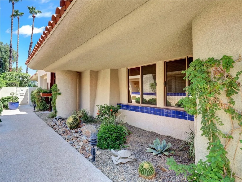 208 Kavenish Drive South