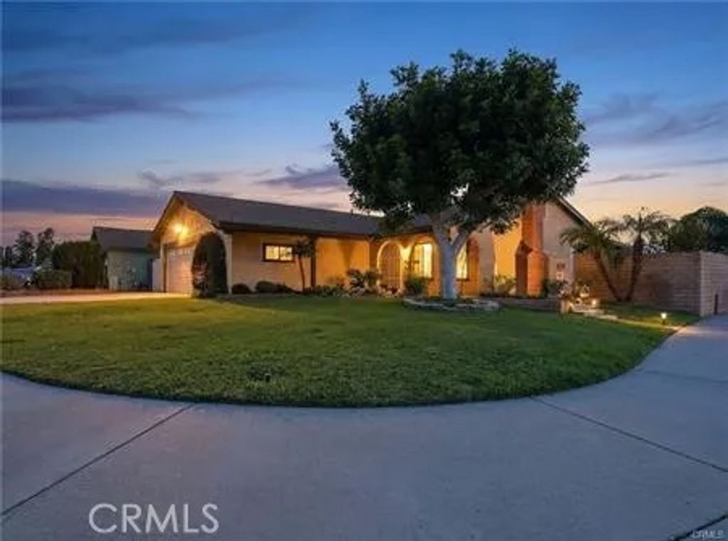 Photo of 937 N Greenpark Ave, Covina, CA 91724 (MLS # SB26086624)