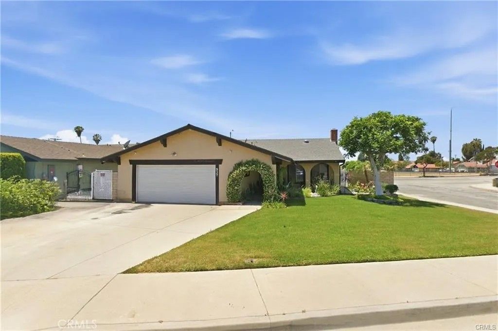 Photo of 937 N Greenpark Ave, Covina, CA 91724 (MLS # SB26086624)