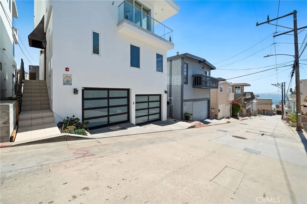 210 El Porto Street