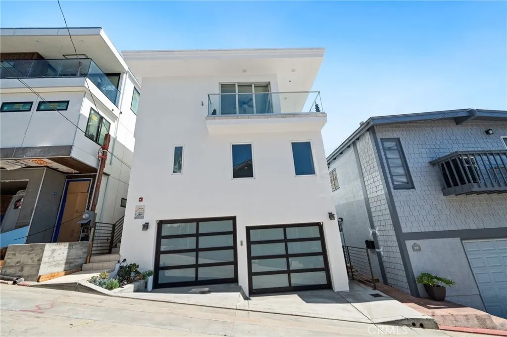 210 El Porto Street