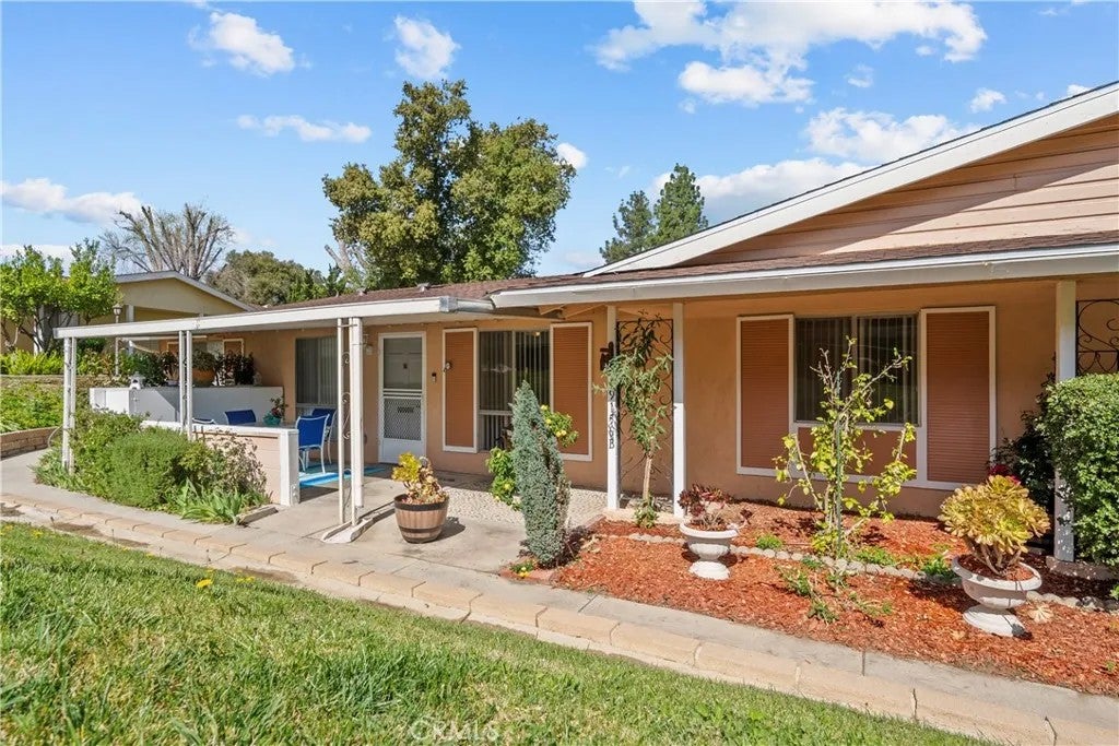 19156 Avenue Of The Oaks B