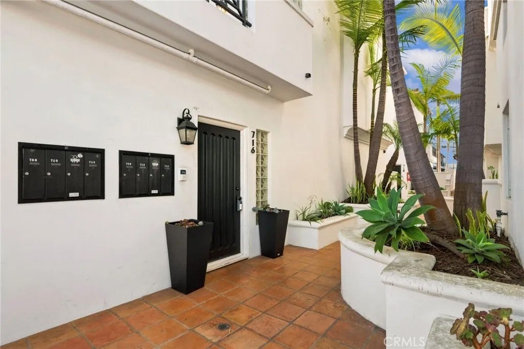 716 Manhattan Beach Boulevard
