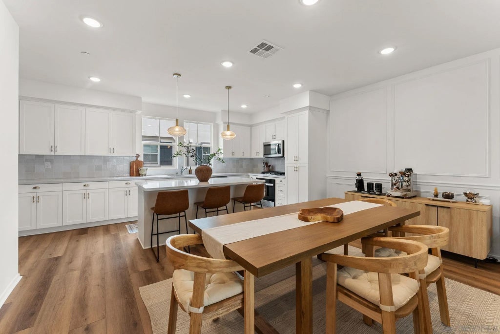 Photo of 427 Omega Gln, Escondido, CA 92025 (MLS # 260021436)