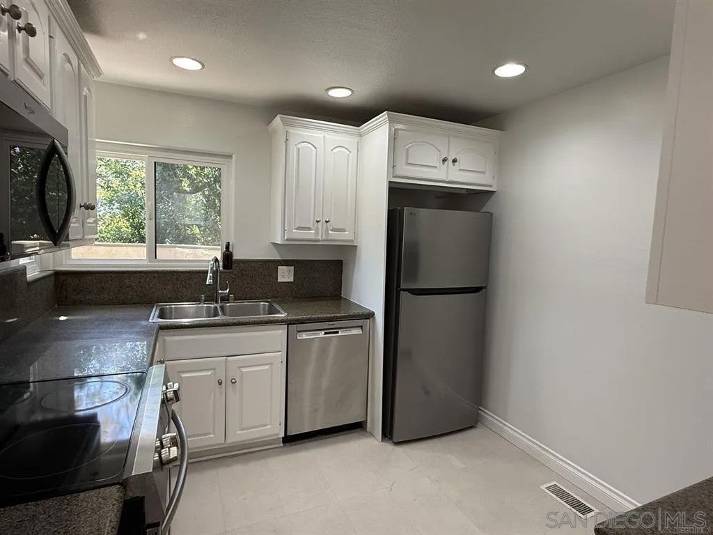 3253 Caminito Eastbluff 30