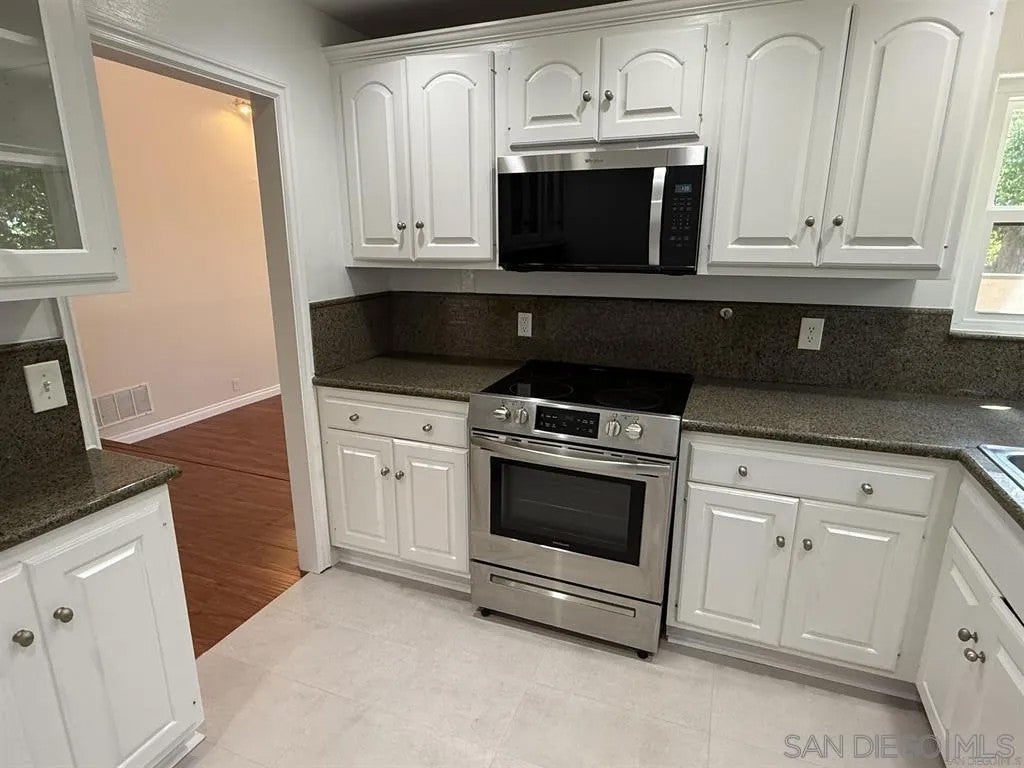 3253 Caminito Eastbluff 30