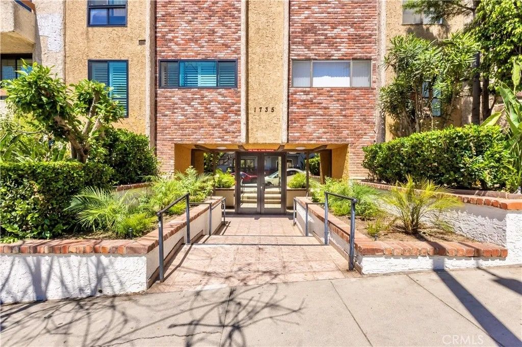 Photo of 1735 N Fuller Avenue #445, Los Angeles, CA 90046 (MLS # SR25263924)