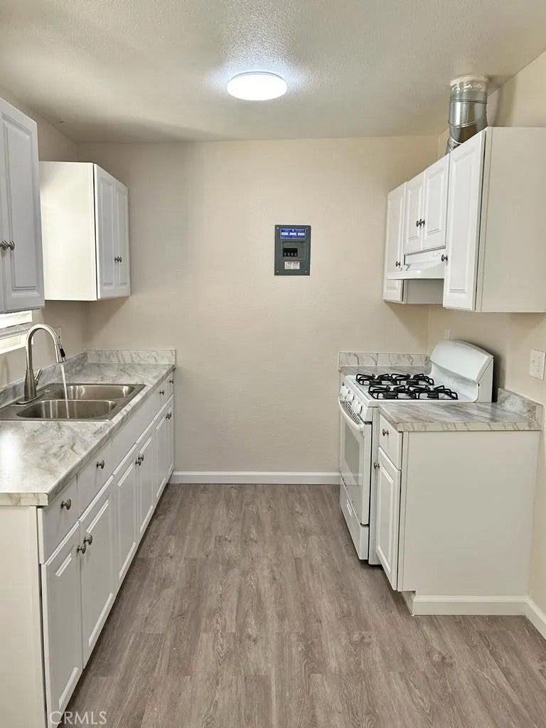 1221 W Brook