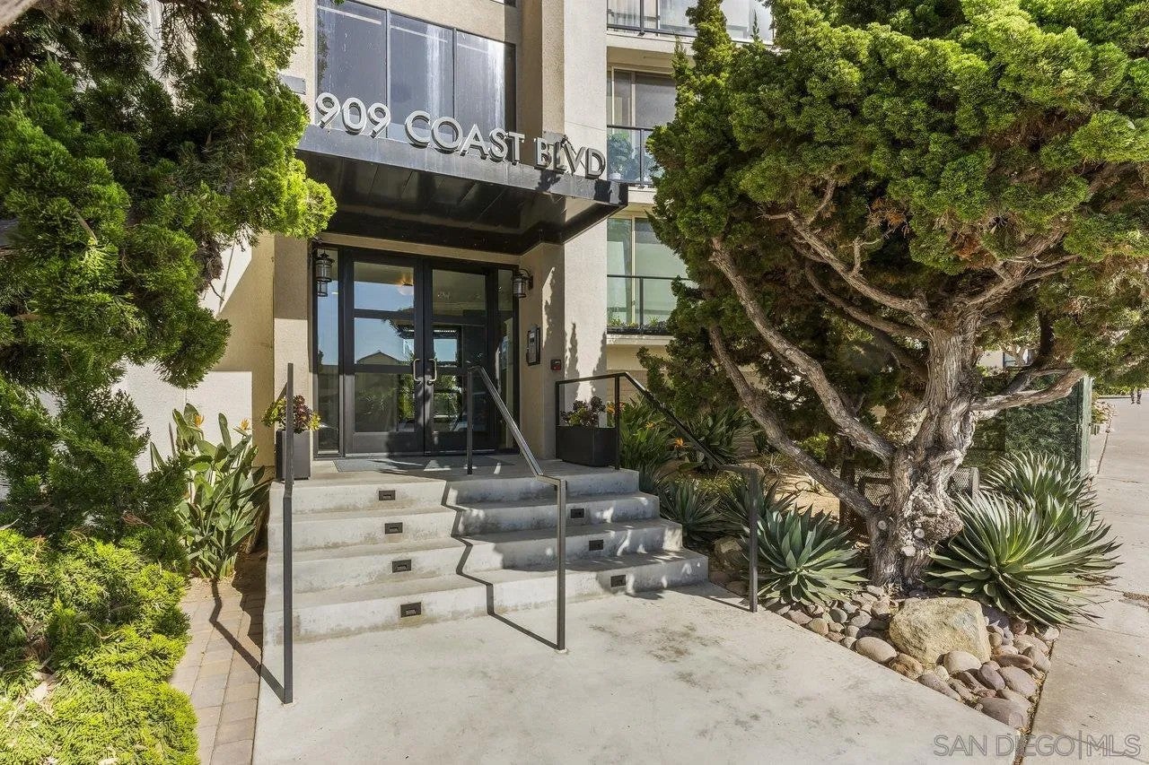 909 Coast Blvd 26