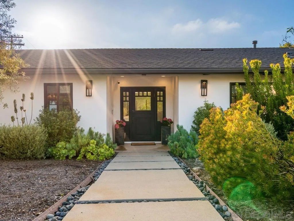 Photo of 8804 Robinhood Lane, La Jolla, CA 92037 (MLS # 260012071)