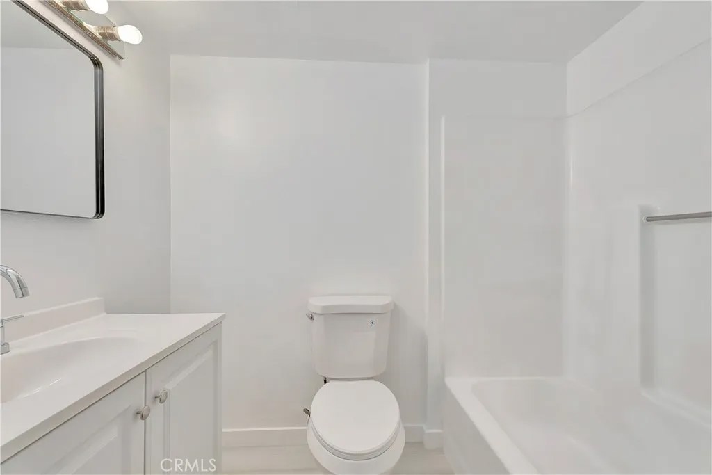 609 E Phillips