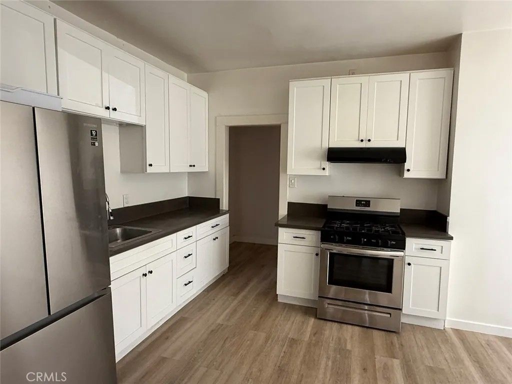 Photo of 1231 S Mariposa Avenue, Los Angeles, CA 90006 (MLS # SB26011556)