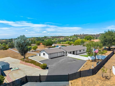 Photo of 30810 Saddleback Lane, Valley Center, CA 92082 (MLS # 260021927)