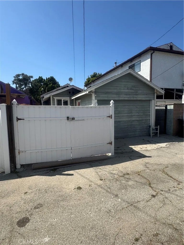 652 Navy Street