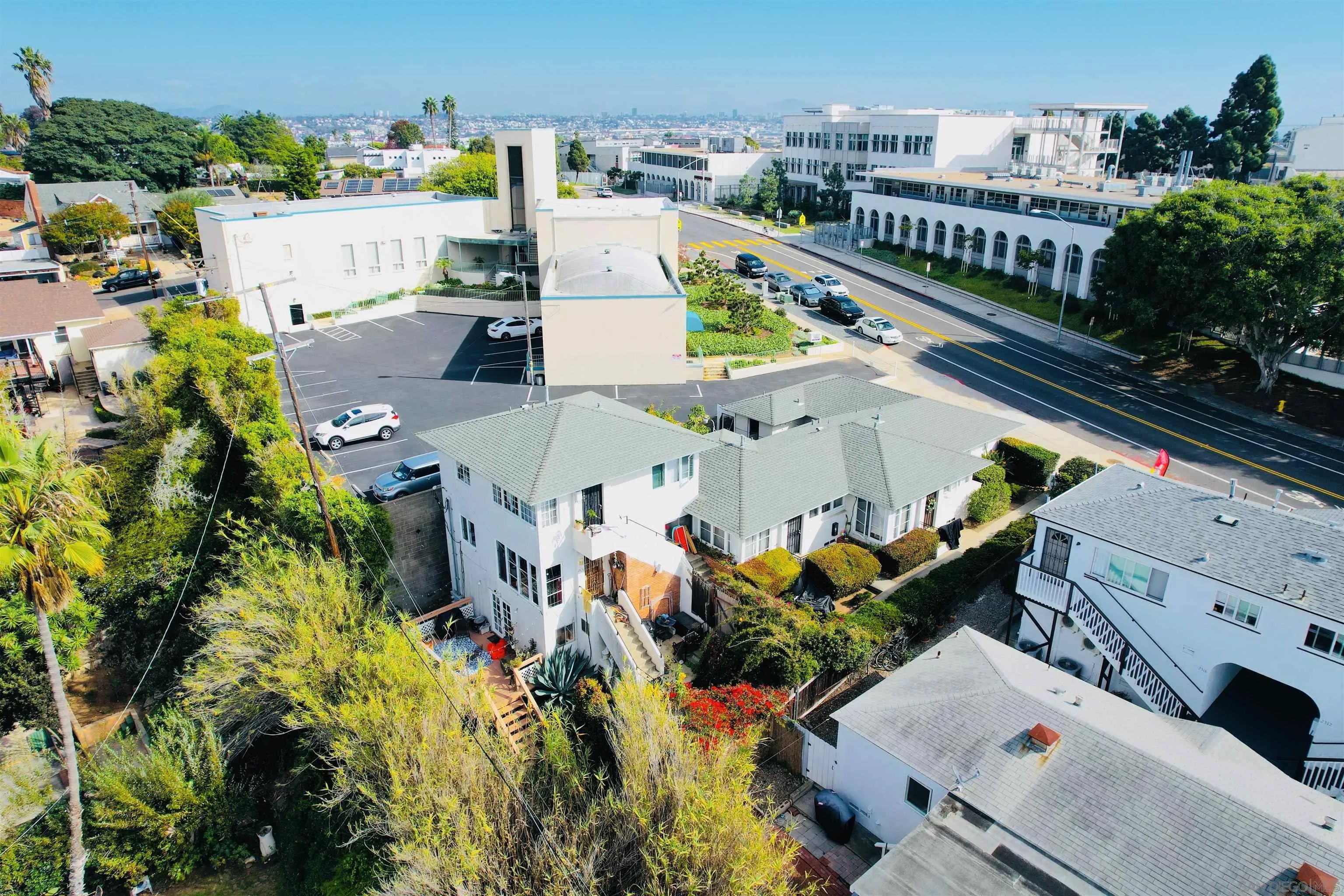 2322-28 Chatsworth Blvd