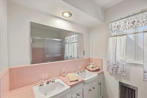 Tiny photo for 321 Catherine Park, Glendora, CA 91741 (MLS # CV26171149)