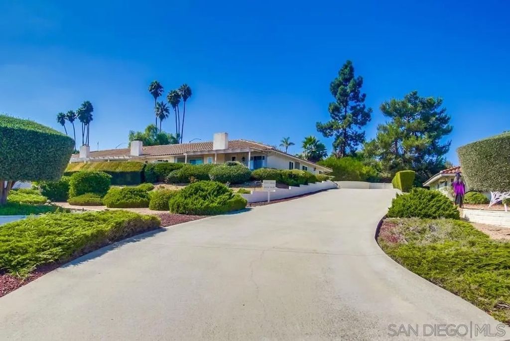 Photo of 1024 La Tierra Dr, San Marcos, CA 92078 (MLS # 250041235)