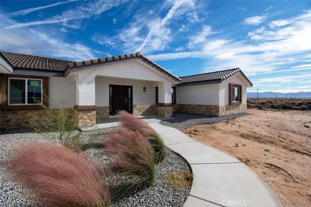 Photo of 16925 Nanticoke, Apple Valley, CA 92307 (MLS # IV25266318)
