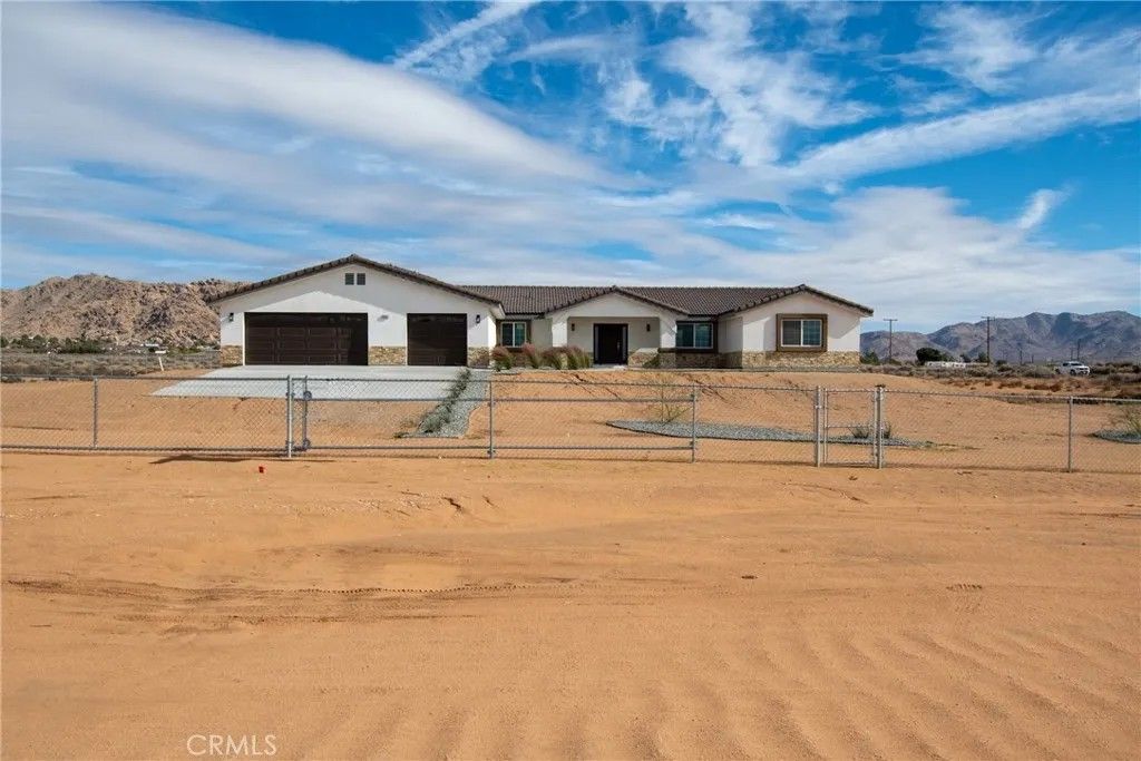 Photo of 16925 Nanticoke, Apple Valley, CA 92307 (MLS # IV25266318)