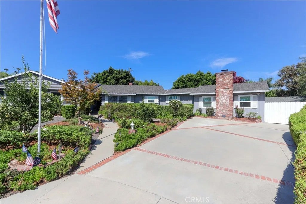 419 E Sunny Hills