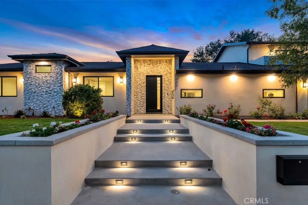 Photo of 4801 Abbeyville Avenue, Woodland Hills, CA 91364 (MLS # SR25274161)