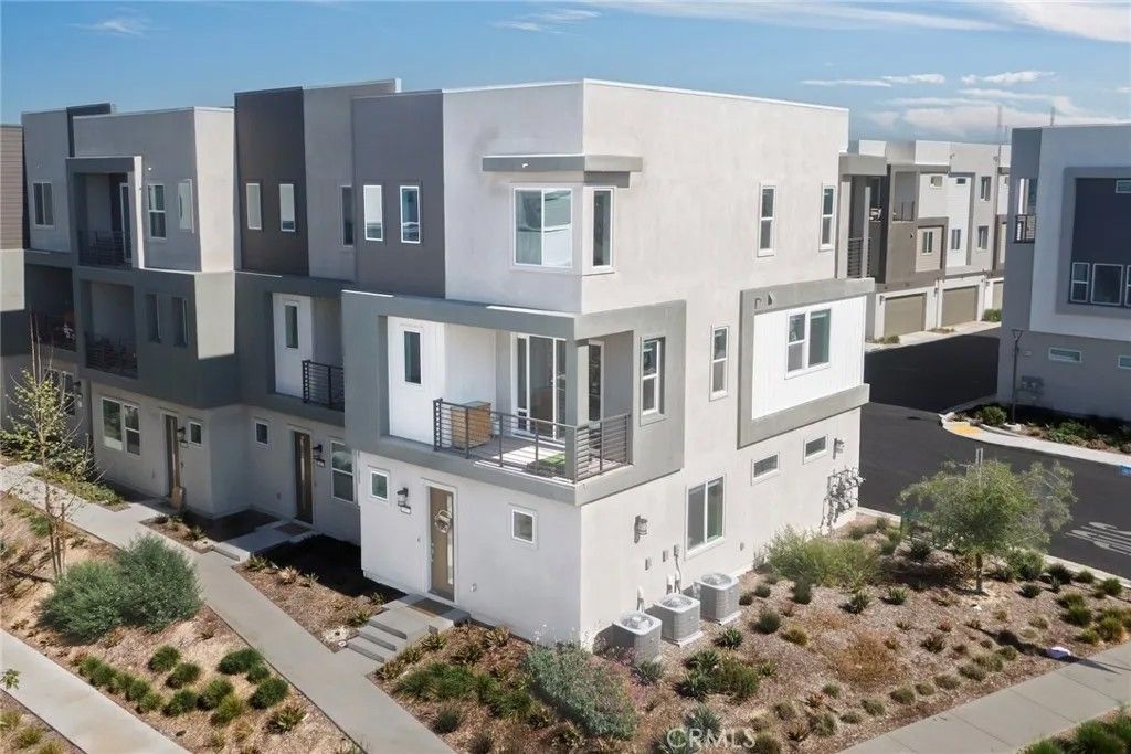 Photo of 26857 Laurel Mountain Loop, Valencia, CA 91381 (MLS # SR26070475)