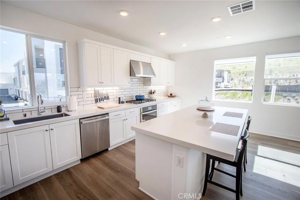 Photo of 26857 Laurel Mountain Loop, Valencia, CA 91381 (MLS # SR26070475)