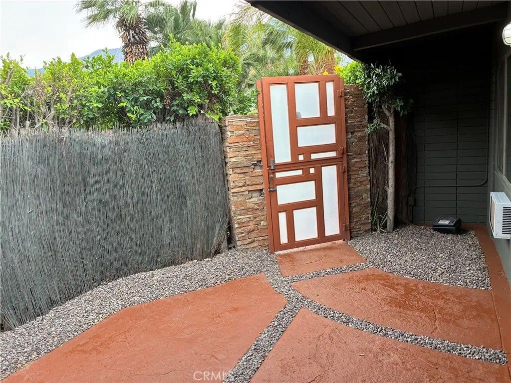 Photo of 912 E Chuckwalla Road, Palm Springs, CA 92262 (MLS # TR26076986)