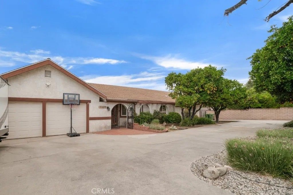 Photo of 11519 Orcas Avenue, Sylmar, CA 91342 (MLS # SR26071793)