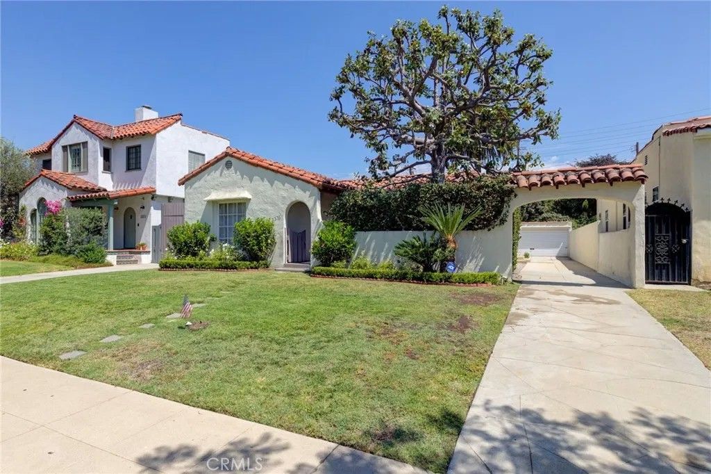 Photo of 2376 Selby Avenue, Los Angeles, CA 90064 (MLS # PV25264414)