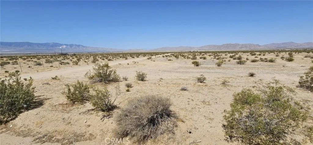 Photo of 800 Harrod Ln, Lucerne Valley, CA 92356 (MLS # HD25278710)