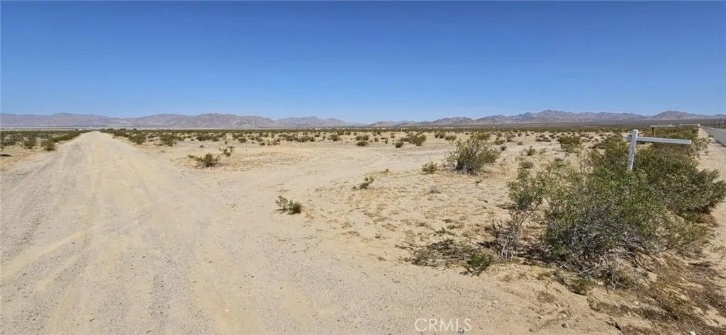 Photo of 800 Harrod Ln, Lucerne Valley, CA 92356 (MLS # HD25278710)