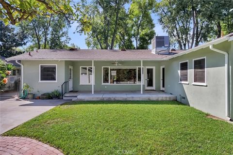 Tiny photo for 4401 Maplewood Place, Riverside, CA 92506 (MLS # IG25245715)