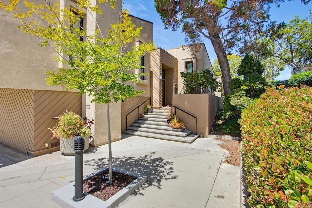 2201 Plaza de las Flores