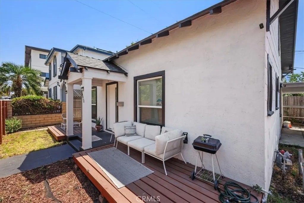Photo of 4616 Rosewood Ave, Los Angeles, CA 90004 (MLS # SR25240178)