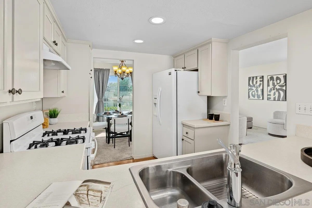 2083 Manzana Way